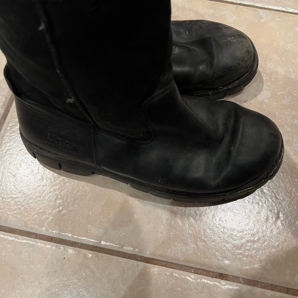UGG Black Men's Boots - Picture 2 of 10